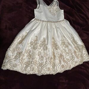 Couture princesa, elegant Formal Dress with Gold Embroidery